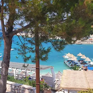 Emar Beachfront Couette-café